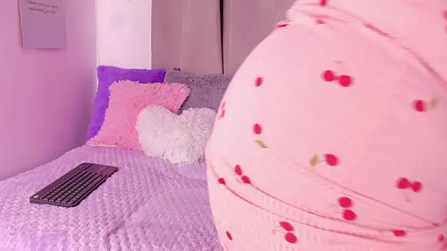 Snapshot of alanaa_gomezz chatting on December 1, 6:57 pm alanaa gomezz online show from December 1, 6:57 pm