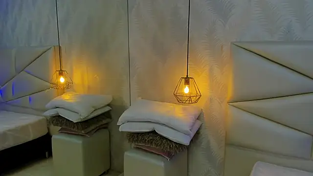 Snapshot of laurettedela_rouse chatting on December 4, 11:30 am laurettedela rouse online show from December 4, 11:30 am