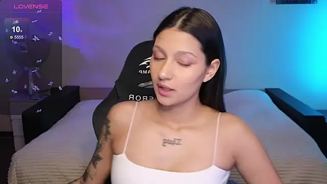 Snapshot of Nikol_Goldysss chatting on November 8, 2:12 am Nikol Goldysss online show from November 8, 2:12 am