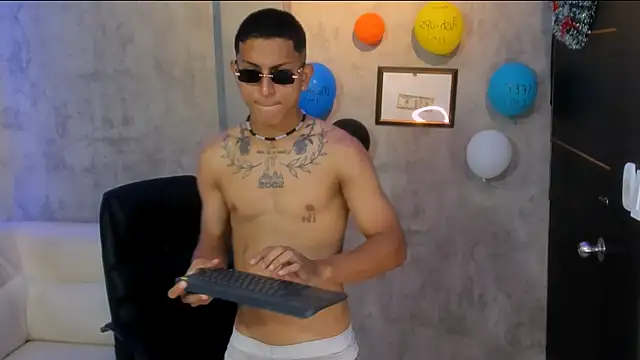 Snapshot of soy_Aron chatting on November 22, 2:49 pm soy Aron online show from November 22, 2:49 pm