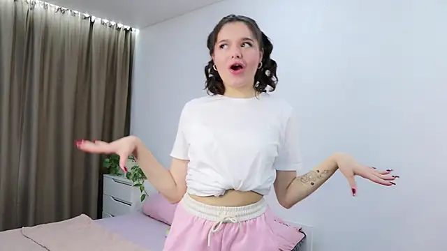 Snapshot of Xo_Laura chatting on November 4, 8:35 am Xo Laura online show from November 4, 8:35 am