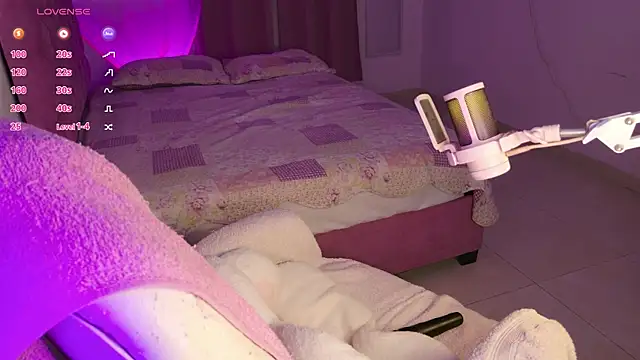 EmillieX online show from November 8, 11:03 pm