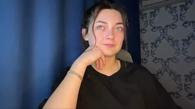 Snapshot of TwotyBright chatting on November 25, 4:18 pm TwotyBright online show from November 25, 4:18 pm