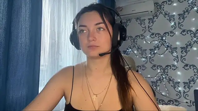 Snapshot of TwotyBright chatting on December 2, 8:08 am TwotyBright online show from December 2, 8:08 am