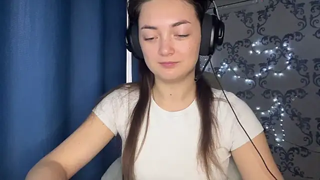 Snapshot of TwotyBright chatting on December 3, 6:10 am TwotyBright online show from December 3, 6:10 am