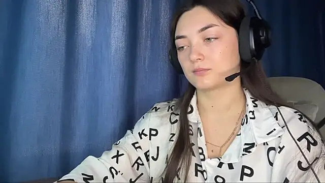 Snapshot of TwotyBright chatting on December 15, 6:06 am TwotyBright online show from December 15, 6:06 am