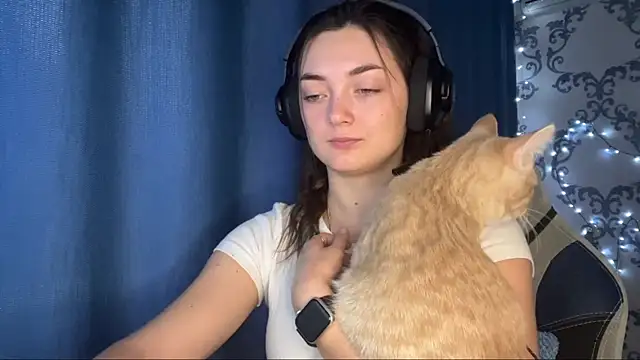 Snapshot of TwotyBright chatting on December 18, 6:08 am TwotyBright online show from December 18, 6:08 am