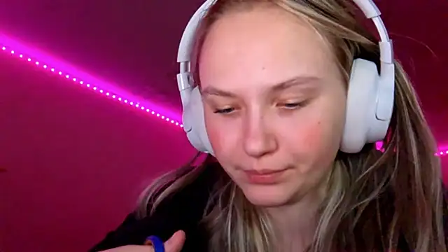 KarinRobertson online show from December 20, 5:20 pm