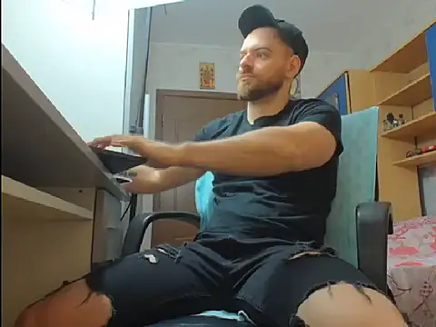 Snapshot of Ryanstone_ chatting on December 15, 5:12 am Ryanstone online show from December 15, 5:12 am