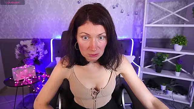 Snapshot of AmiraGoldd chatting on November 5, 8:14 am AmiraGoldd online show from November 5, 8:14 am