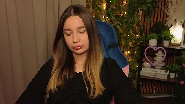 Snapshot of LauriePerez chatting on December 21, 12:45 pm LauriePerez online show from December 21, 12:45 pm