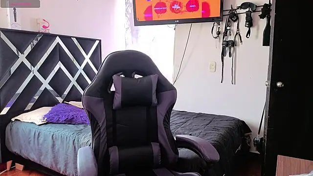 Snapshot of Zooee_01 chatting on December 4, 4:05 pm Zooee 01 online show from December 4, 4:05 pm