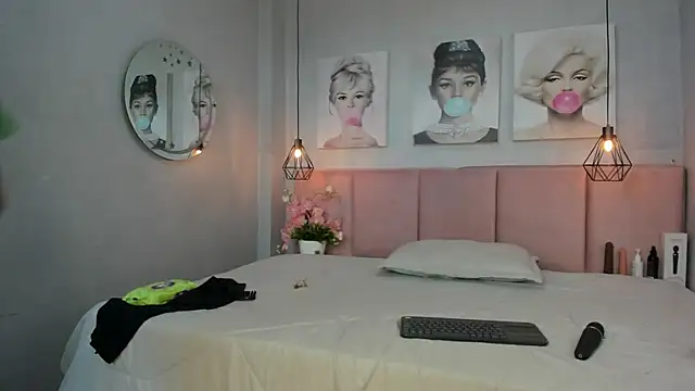 Snapshot of sensual_skinny chatting on November 20, 9:03 pm sensual skinny online show from November 20, 9:03 pm