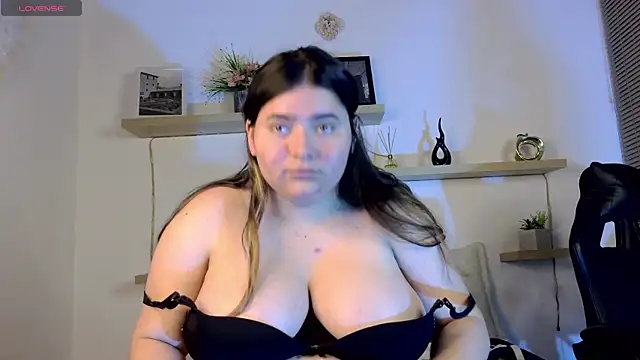 Snapshot of estrella_gold chatting on November 18, 3:01 am estrella gold online show from November 18, 3:01 am