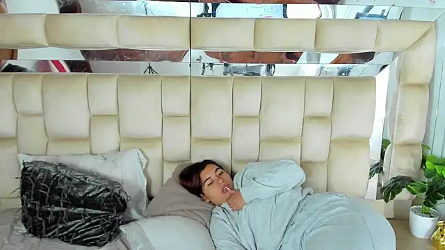 Snapshot of HotVoltage chatting on November 18, 12:31 pm HotVoltage online show from November 18, 12:31 pm