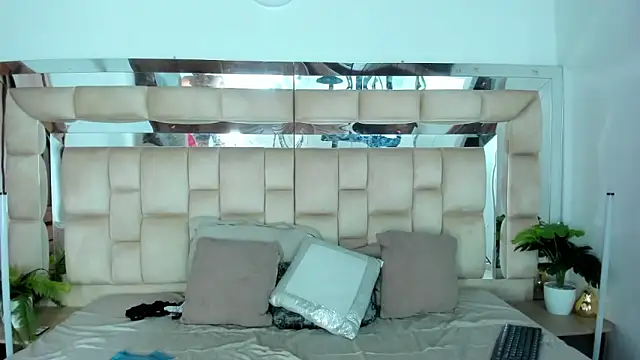 Snapshot of HotVoltage chatting on December 2, 11:48 am HotVoltage online show from December 2, 11:48 am