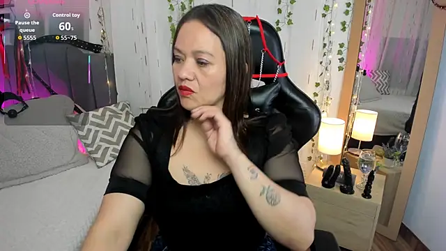 Snapshot of Victoria_Wilde_ chatting on November 18, 9:25 am Victoria Wilde online show from November 18, 9:25 am