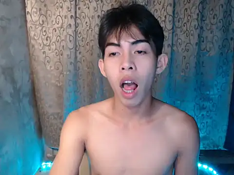 Snapshot of Urhotsilverboy chatting on November 18, 4:00 pm Urhotsilverboy online show from November 18, 4:00 pm