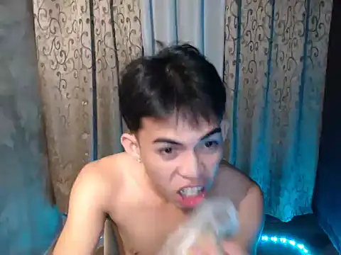 Snapshot of Urhotsilverboy chatting on December 3, 3:32 pm Urhotsilverboy online show from December 3, 3:32 pm