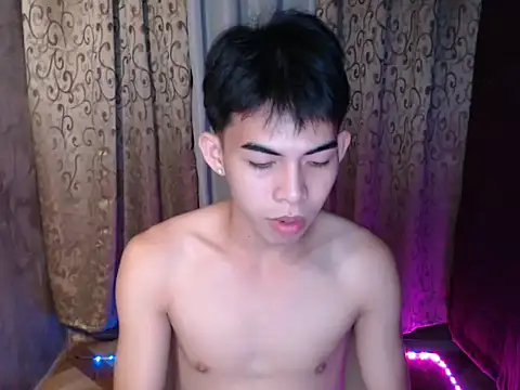 Snapshot of Urhotsilverboy chatting on December 5, 3:52 pm Urhotsilverboy online show from December 5, 3:52 pm