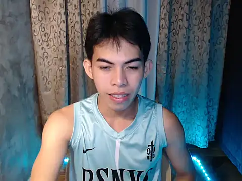 Snapshot of Urhotsilverboy chatting on December 19, 2:13 pm Urhotsilverboy online show from December 19, 2:13 pm