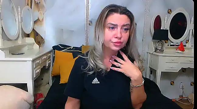 xplayfullblondexx online show from January 13, 6:06 am