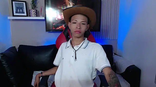 Snapshot of Tessachains_2_ chatting on December 1, 3:33 am Tessachains 2 online show from December 1, 3:33 am