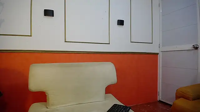 Snapshot of Tessachains_2_ chatting on December 5, 1:36 am Tessachains 2 online show from December 5, 1:36 am