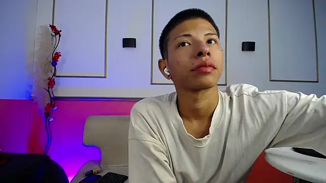 Snapshot of Tessachains_2_ chatting on December 17, 3:34 am Tessachains 2 online show from December 17, 3:34 am