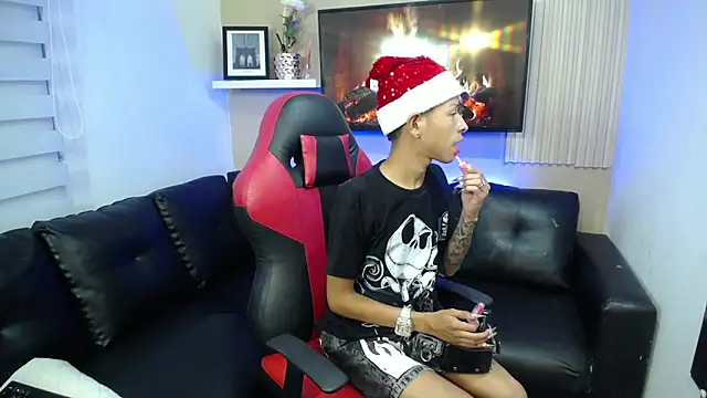 Snapshot of Tessachains_2_ chatting on December 21, 3:57 am Tessachains 2 online show from December 21, 3:57 am