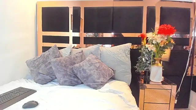 Snapshot of merielenbloom chatting on December 18, 3:56 am merielenbloom online show from December 18, 3:56 am