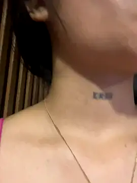 Snapshot of _vaiolet_owo chatting on November 9, 6:44 am vaiolet owo online show from November 9, 6:44 am