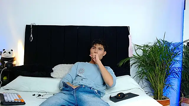 Snapshot of thomasbennett_ chatting on November 6, 11:04 pm thomasbennett online show from November 6, 11:04 pm