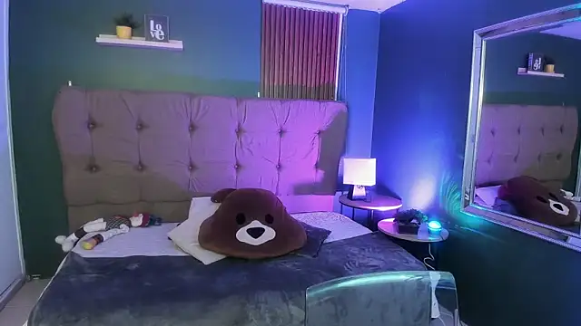 Snapshot of Roseliin chatting on December 1, 11:15 am Roseliin online show from December 1, 11:15 am