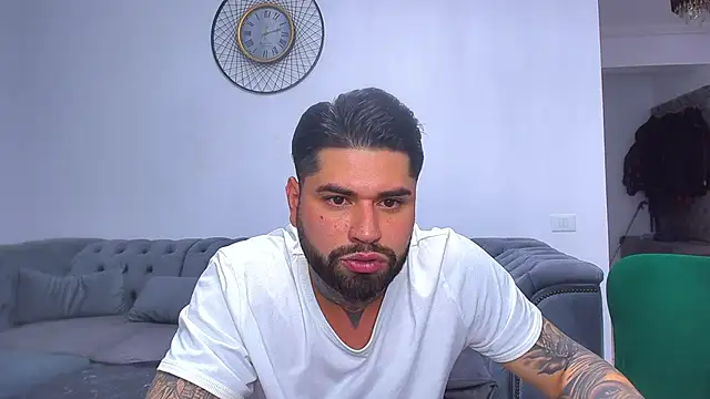 Snapshot of alexandermoris chatting on December 17, 8:48 pm alexandermoris online show from December 17, 8:48 pm