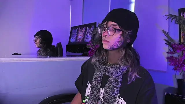 luxiel  online show from December 3, 9:35 pm