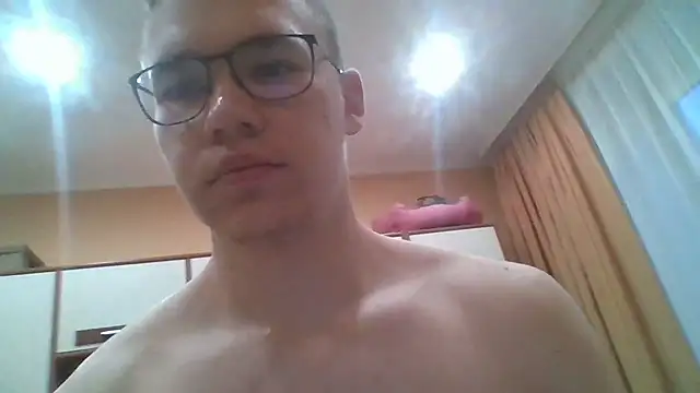 Snapshot of Yminoske chatting on November 8, 9:53 am Yminoske online show from November 8, 9:53 am