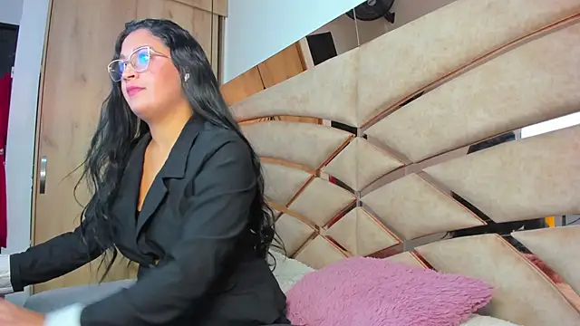 PARKERTHOMPSON online show from December 21, 11:06 am