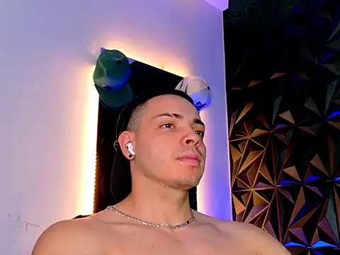 Maxwell Dupont online show from November 13, 8:41 pm