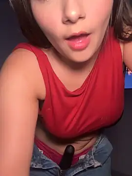 Snapshot of EmmiiGlow chatting on January 6, 2:04 am EmmiiGlow online show from January 6, 2:04 am