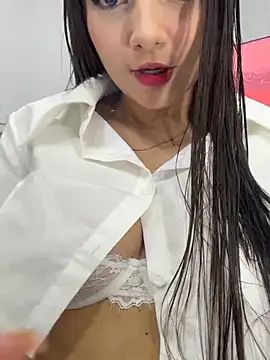 Snapshot of EmmiiGlow chatting on January 11, 2:27 am EmmiiGlow online show from January 11, 2:27 am