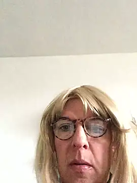 simone xdressing online show from February 22, 8:35 am