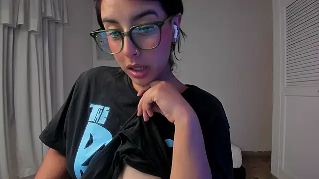 VictoriaAmelie online show from November 26, 6:25 am