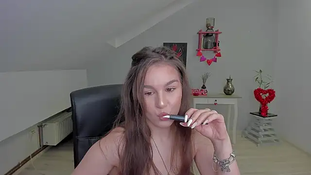 Snapshot of LouannaHart chatting on February 13, 4:52 am LouannaHart online show from February 13, 4:52 am