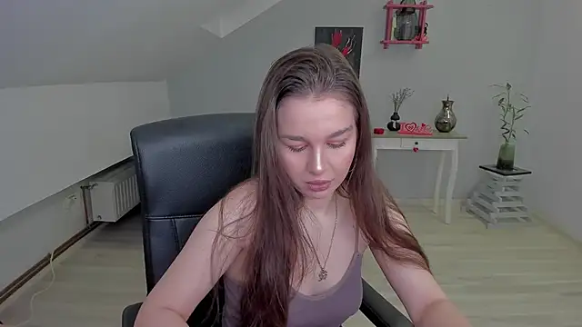 Snapshot of LouannaHart chatting on February 25, 4:44 am LouannaHart online show from February 25, 4:44 am