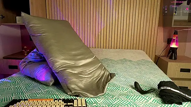 Snapshot of Danmaxwell_ chatting on November 12, 5:30 am Danmaxwell online show from November 12, 5:30 am