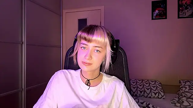 EmilySkyline online show from November 12, 5:19 am