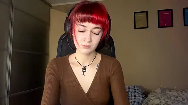 EmilySkyline online show from December 18, 5:02 am