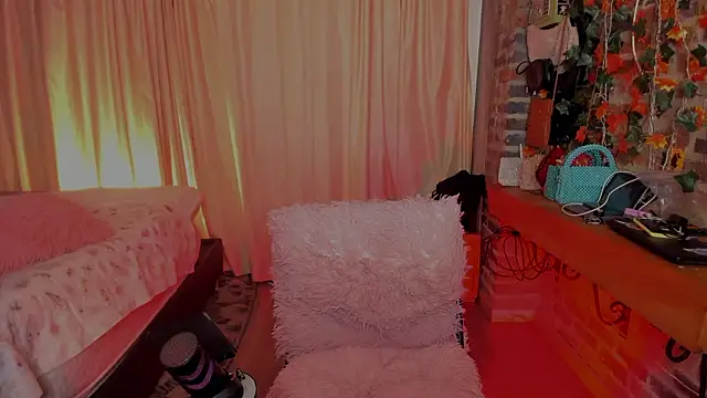 LaGoldenBitch online show from March 4, 10:21 am