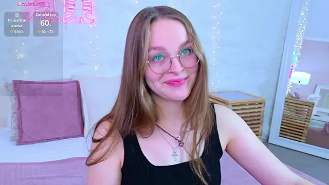 Snapshot of MadisonSmitt chatting on February 2, 5:39 am MadisonSmitt online show from February 2, 5:39 am